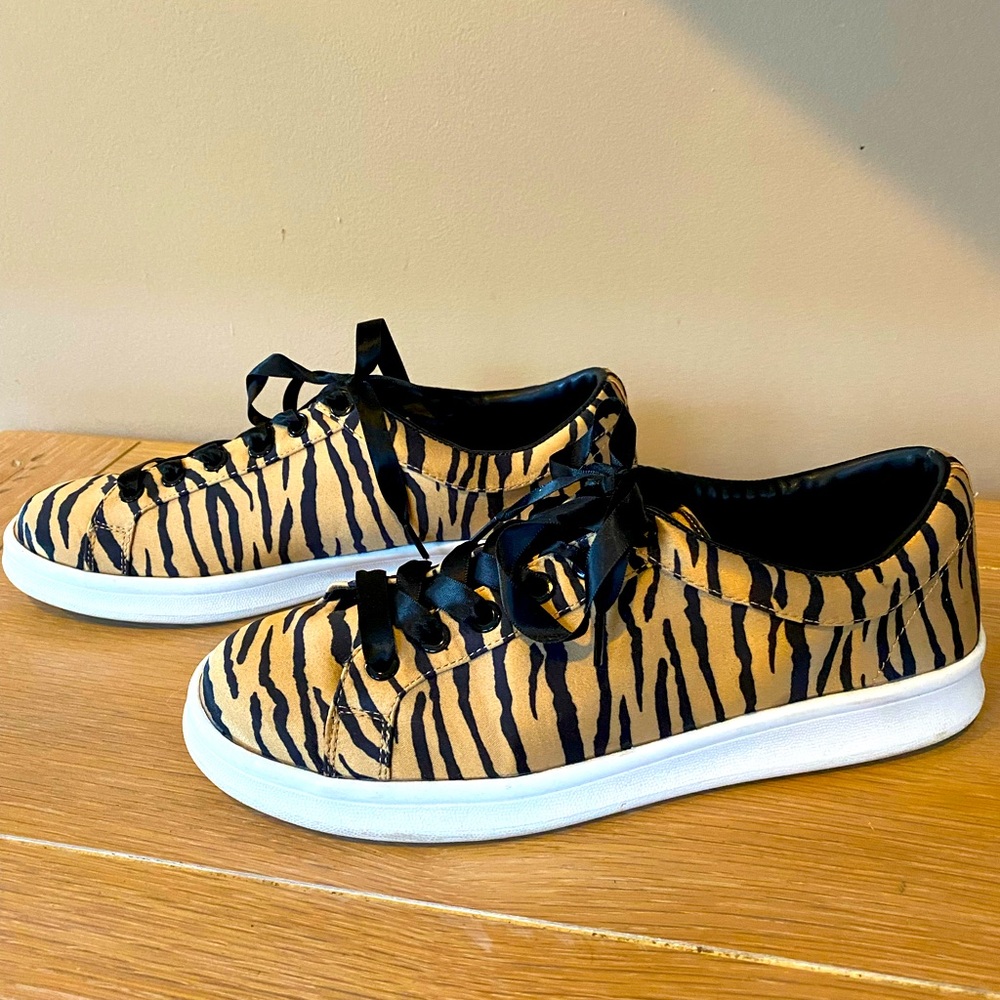 Tiger-print fashion sneakers